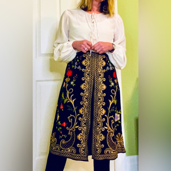 Anne Carson Dresses & Skirts - 🎉HP🎉 Silk embroidery look skirt